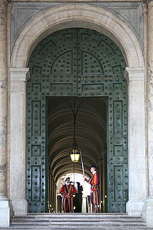 220px-0_gardes_suisses_-_porte_de_bronze_-_entree_du_palais_apostolique_du_vatican