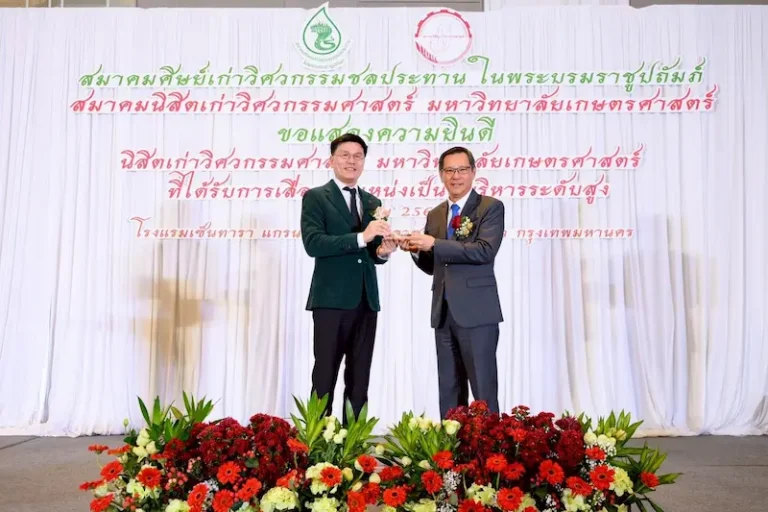 กรรมการผู้จัดการใหญ่ บริษัท ฮีโน่มอเตอร์สเซลส์ (ประเทศไทย) จำกัด เข้ารับโล่เชิดชูเกียรติในงานนิสิตเก่าวิศวกรรมศาสตร์ มก. สะท้อนความภาคภูมิใจขององค์กร